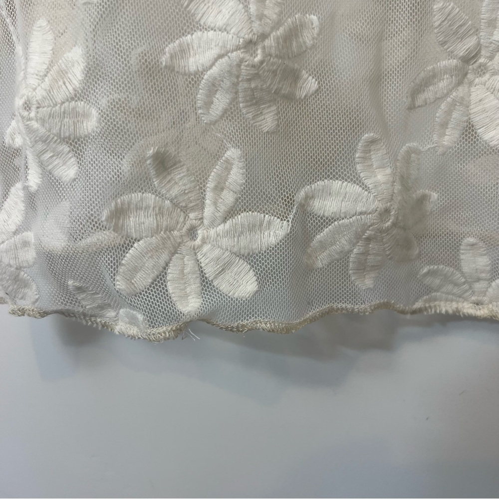Daisy sheer cropped tee with embroidery size 2X (runs small) see measurements - Picture 3 of 11